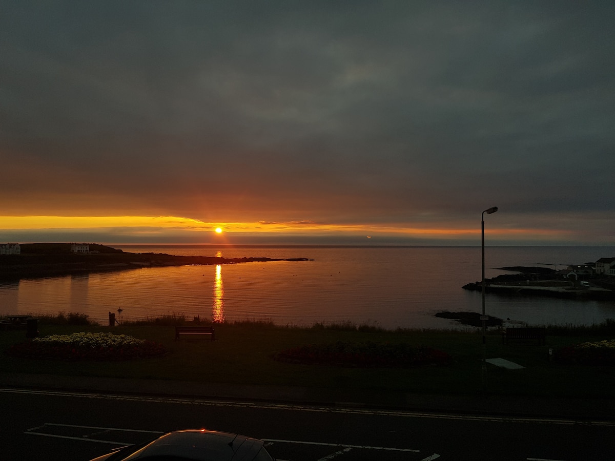 Spacious Portballintrae Apartment, Amazing Views.