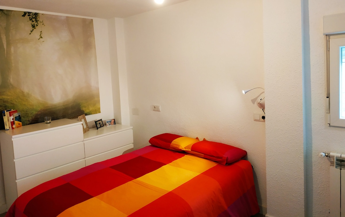 Cosy & bright room in a city centre apartment