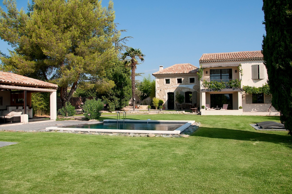 Villa de Charme ，放松身心，享受吕贝龙（ Luberon ）的乐趣。