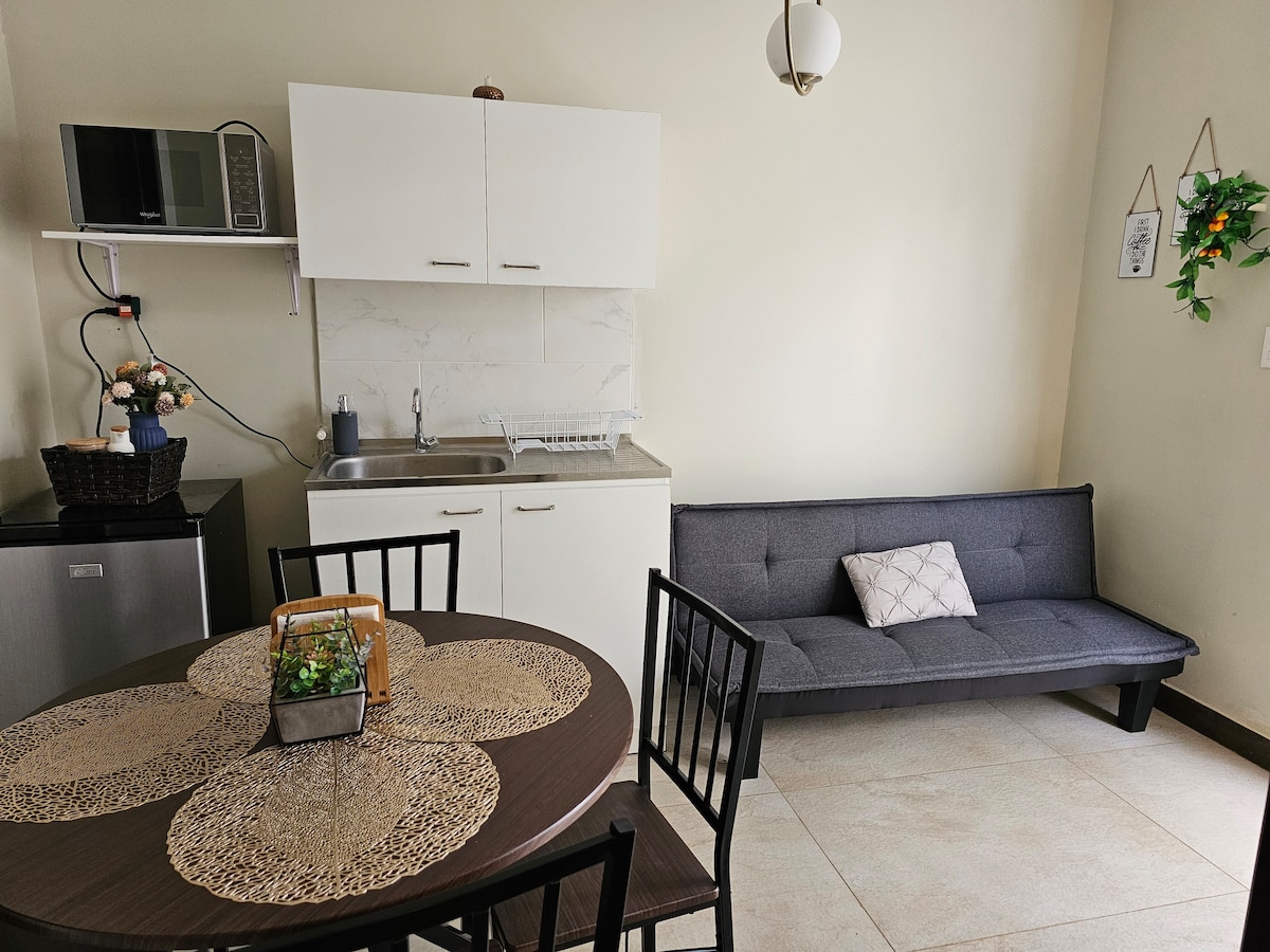 ¡Apartamento Compacto Equipado! A/C, TV y Wifi