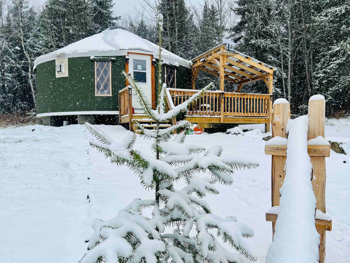 Luxury Yurt/Cabin/Hot Tub/15 min to Jay Peak