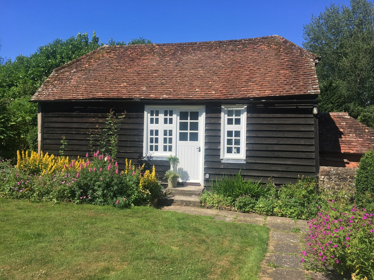 The Old School House Liphook -热水浴池和网球场