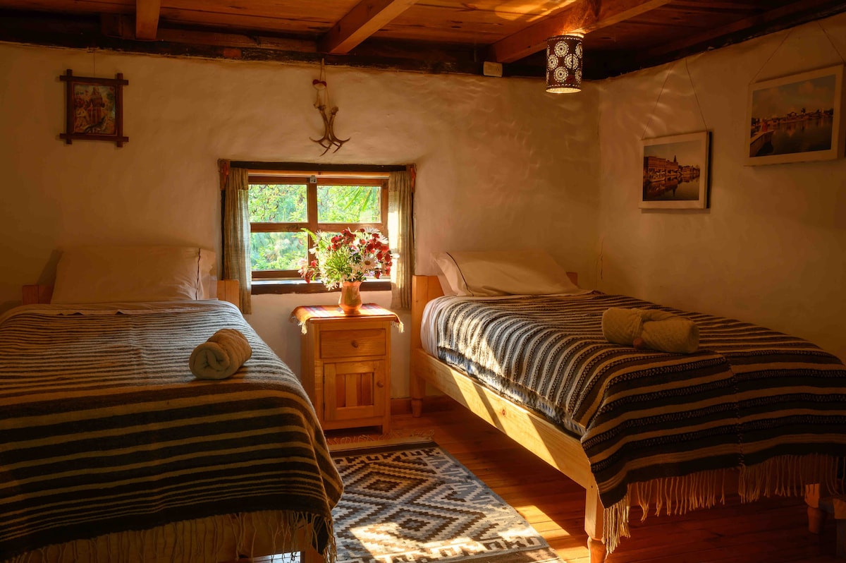 Casa Maitri - 2 single beds, Private Room
