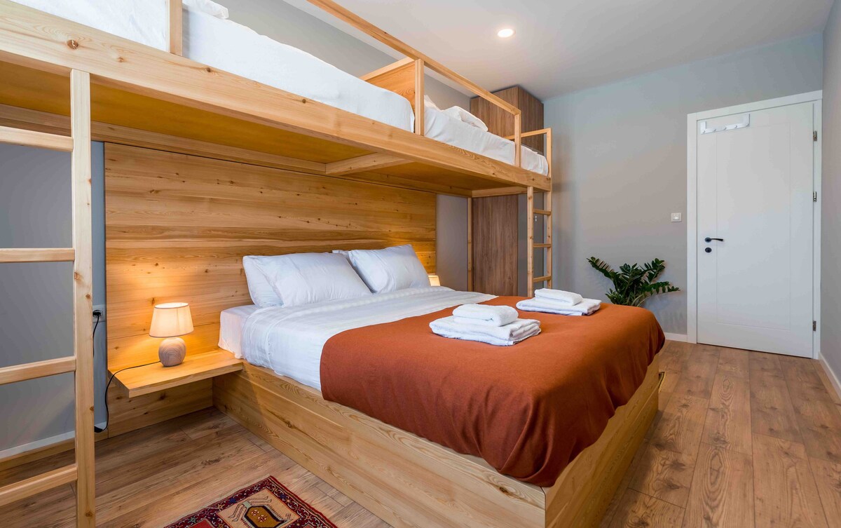 Mountain Oasis: 3-Beds, Huge Yard, Ski Access