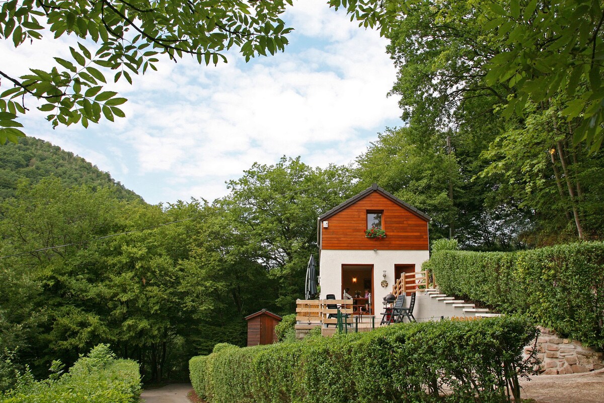 带露台的乡村小屋，可欣赏到山谷的美景。