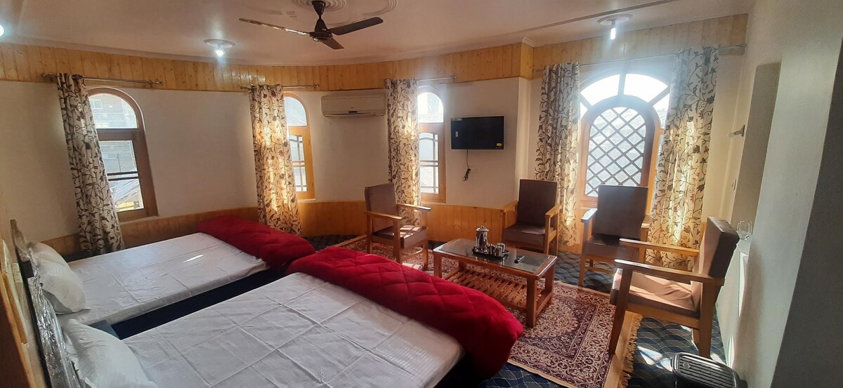 Bashaw Residency Private Room near Srinagr airport