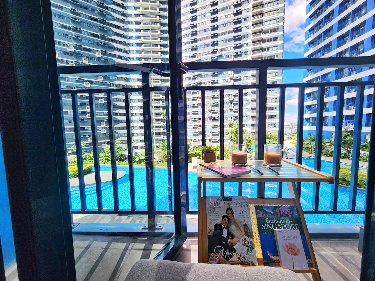 面向1间卧室的现代泳池，带阳台Ayala Makati