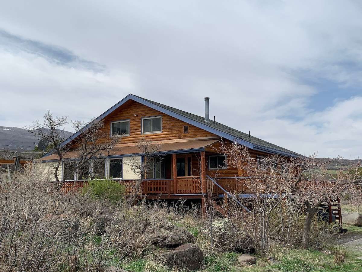 Luxury Cabin on 20 Acres with Mountain Views