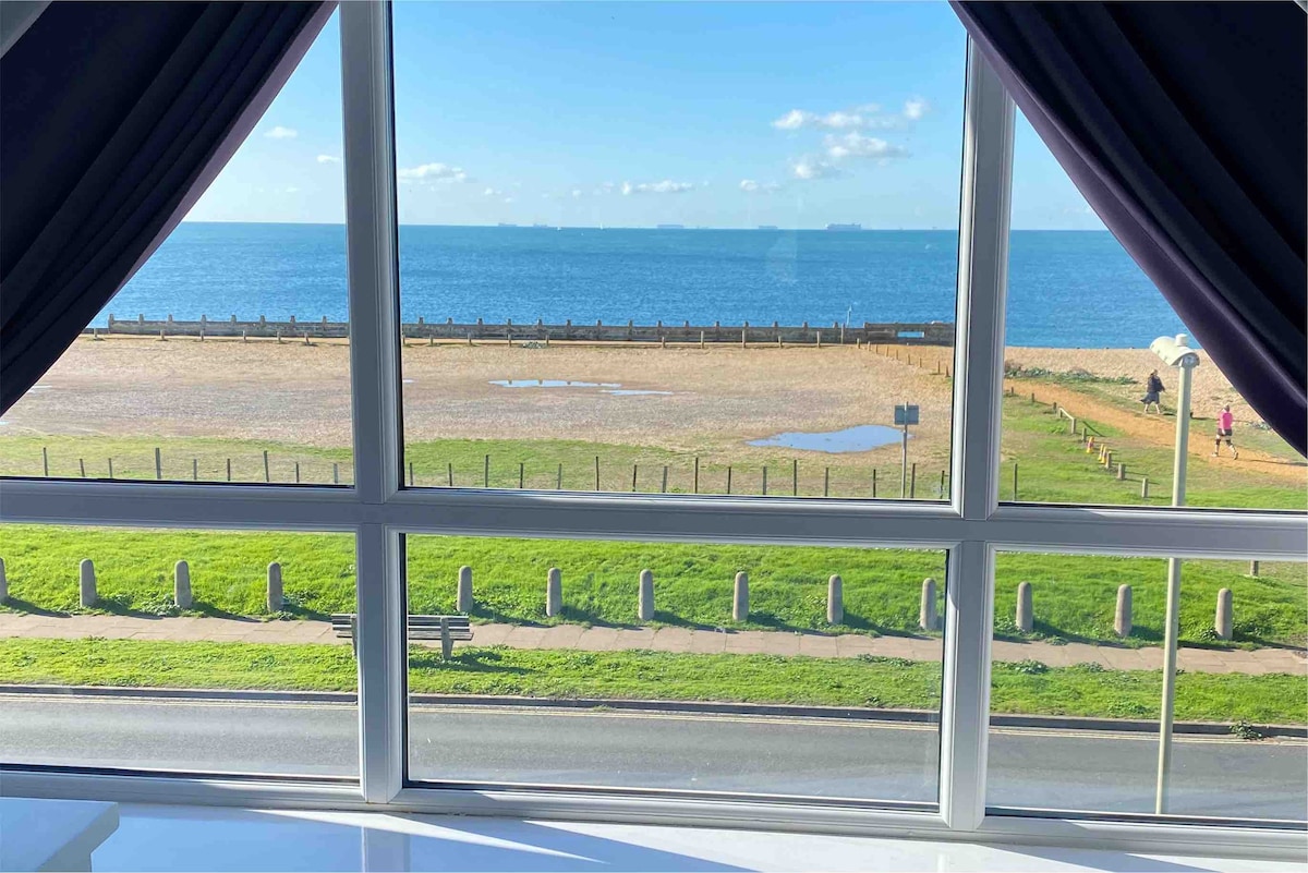 Lovely Seafront home with stunning views