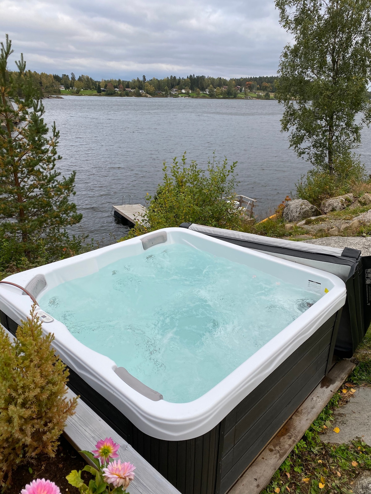 奥斯陆附近有6人湖畔的小木屋，按摩浴缸空调无线网络