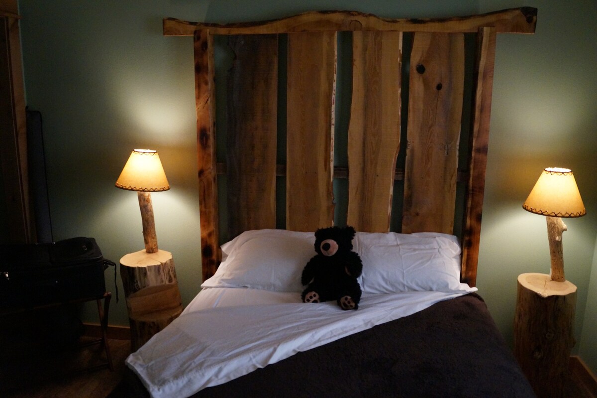 Big Hole River Retreat Bear Bungalow Luxury Cabin