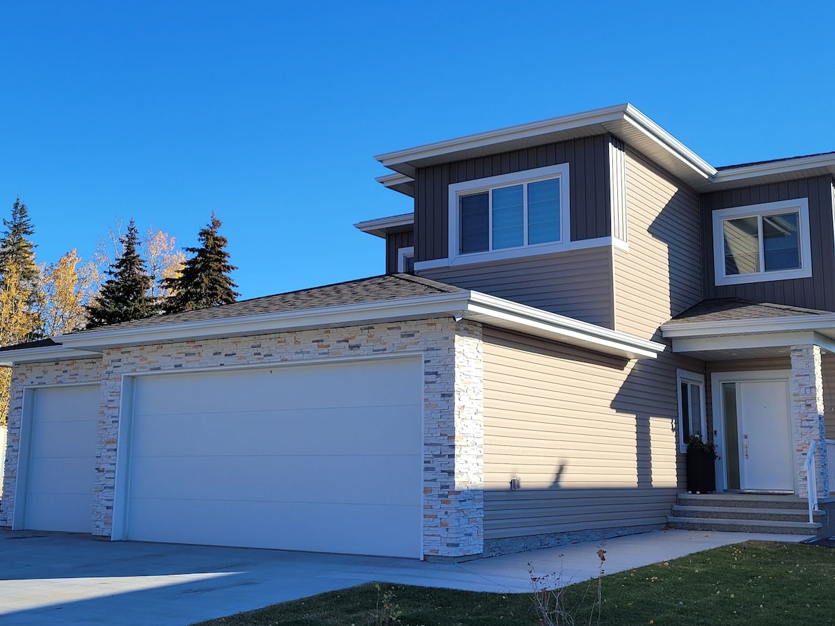 Beautiful, brand-new home steps to Wabamun Beach