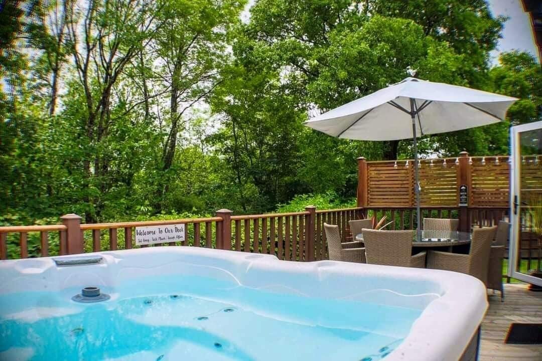 Cosy Willow Lodge with hot tub in Devon