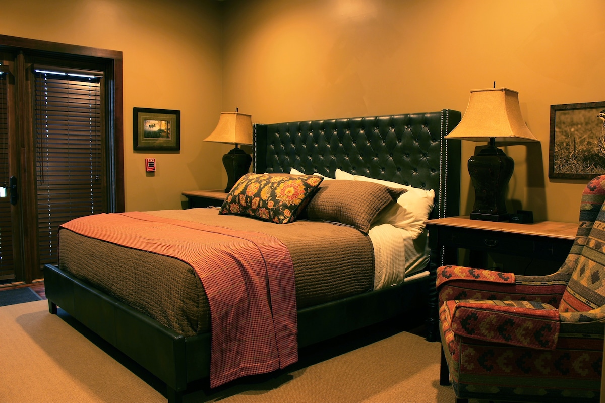 Pheasant Bonanza 's Lodge的2张标准双人床卧室