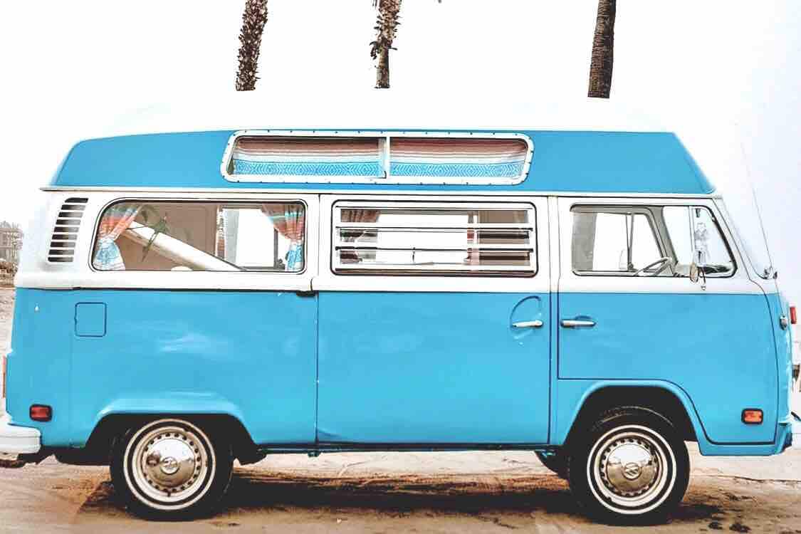 在1973年大众巴士上体验海滩上的面包车生活！