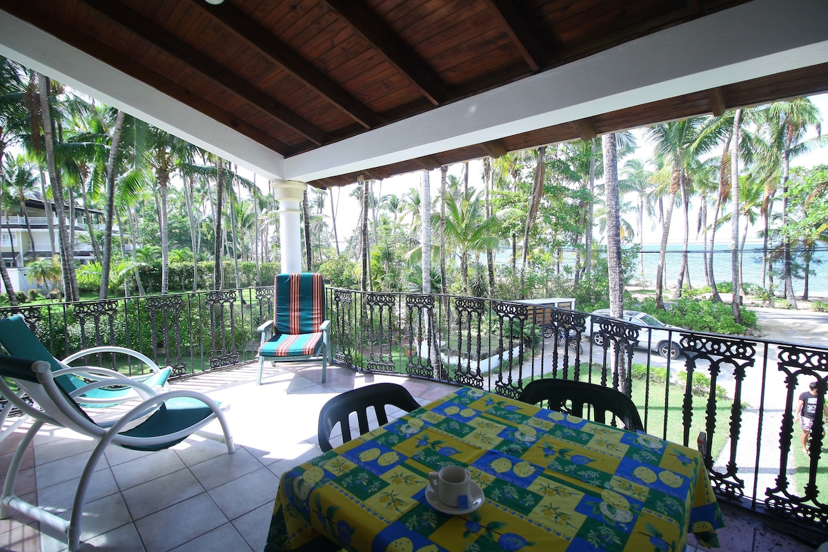 Beautiful beachfront loft / Hermoso loft en playa