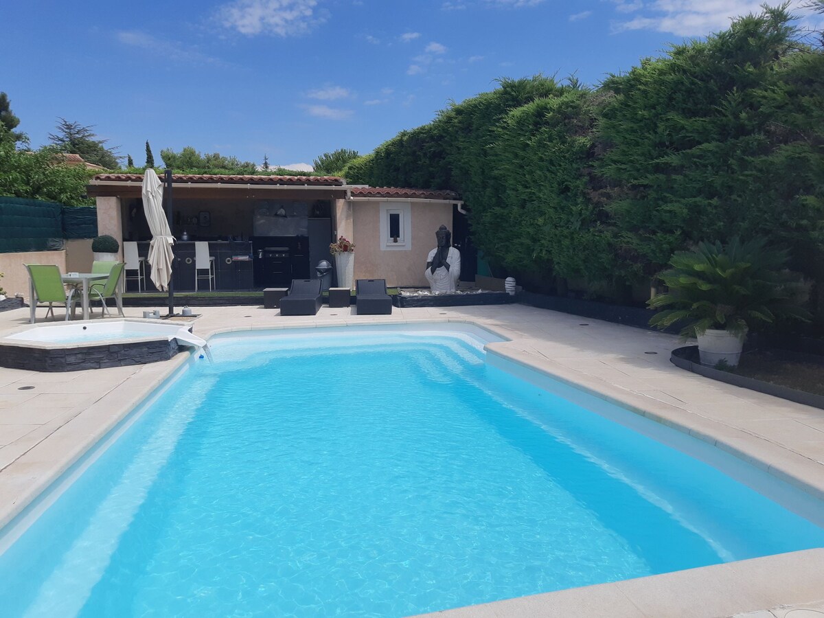 Superbe villa piscine et jacuzzi