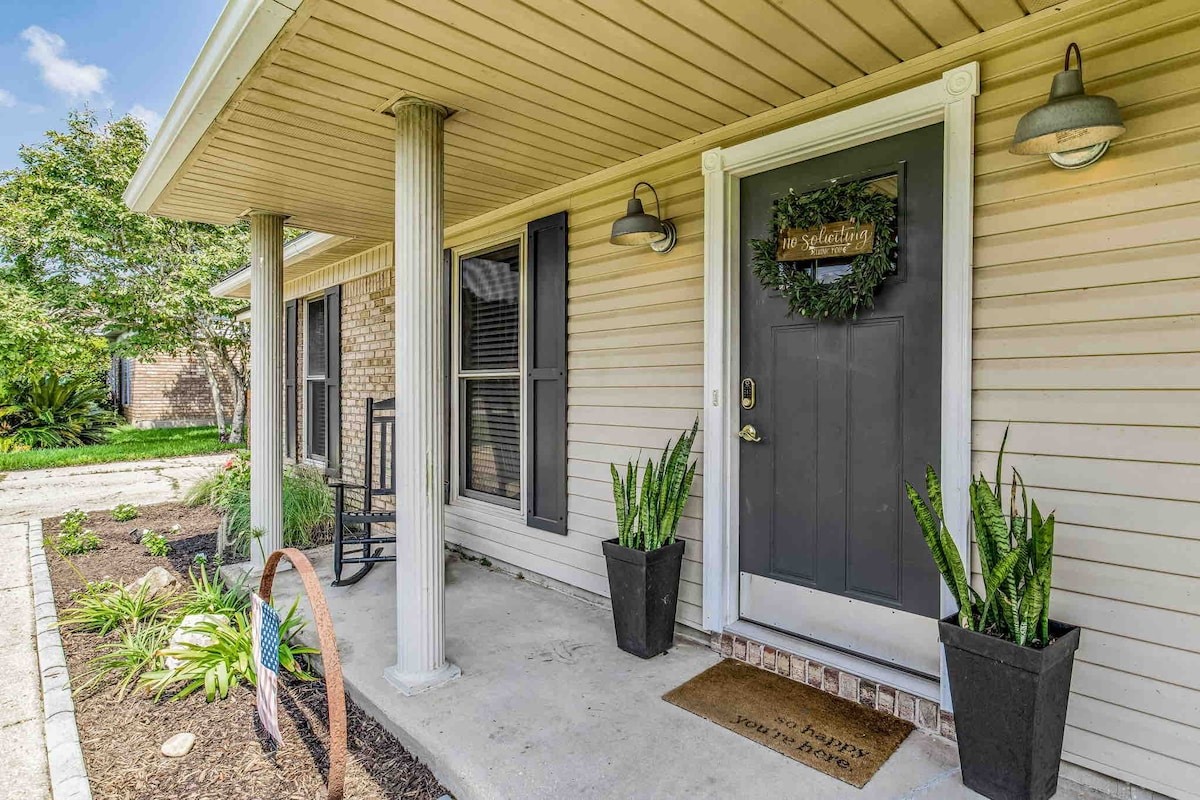 Cozy Retreat: Minutes to I-10, Beach, & Downtown!