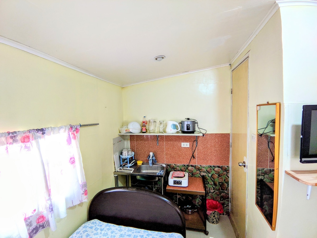 可爱的卧室，配有空调、厨房和私人CR