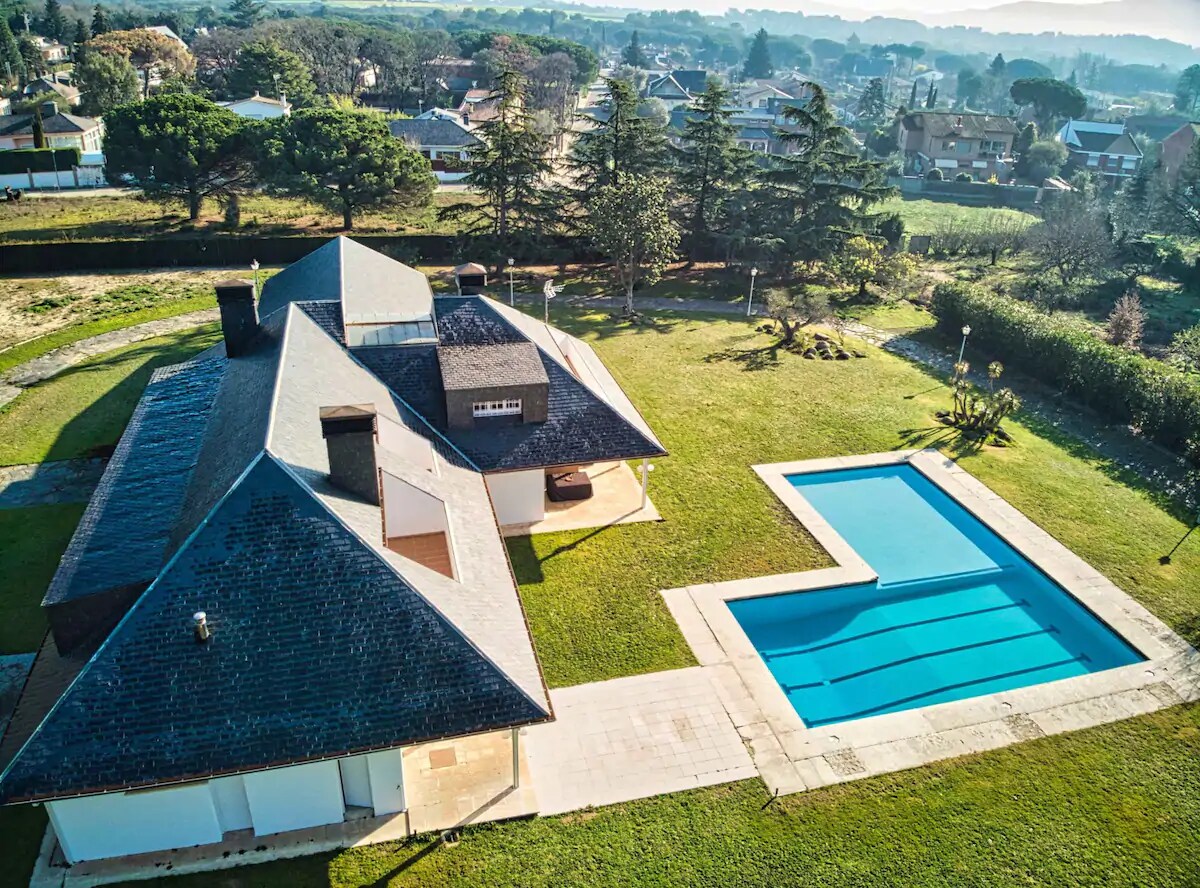 壮观的房子，带游泳池和桨板网球