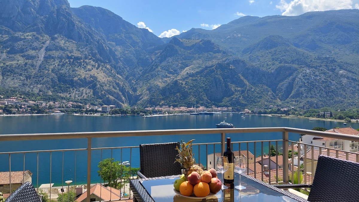 风景如画的科托尔湾（ Kotor Bay ）和老城区的全景