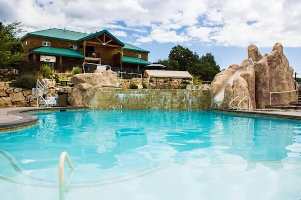 露营和Zion Ponderosa度假村泳池和淋浴间！