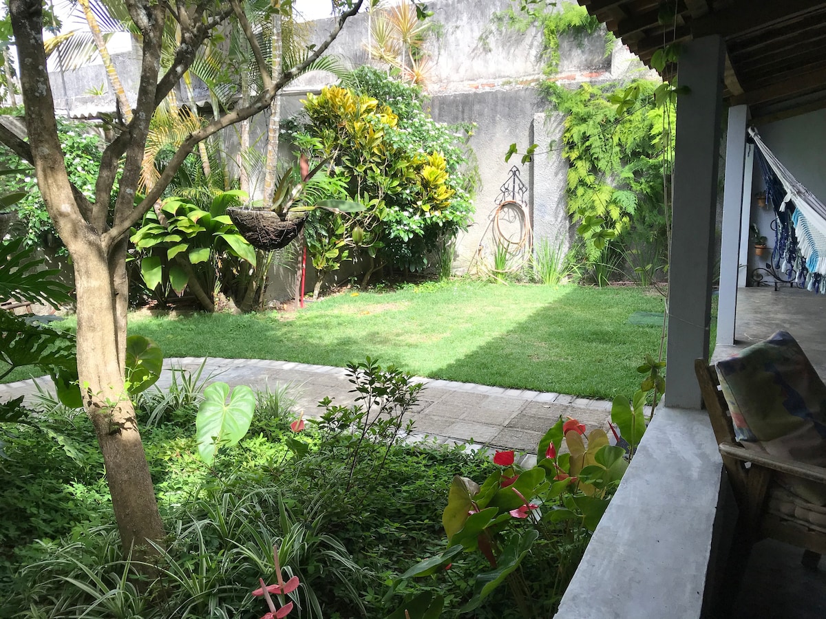 Casa rústica, aconchegante e bem localizada.