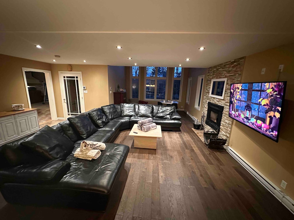 *New* Spacious luxury chalet near Tremblant