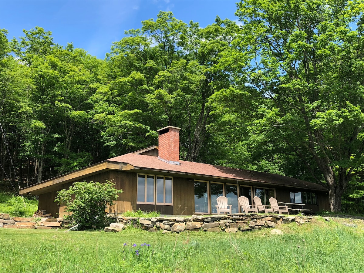 Midcentury Hillside Retreat - Summer Paradise