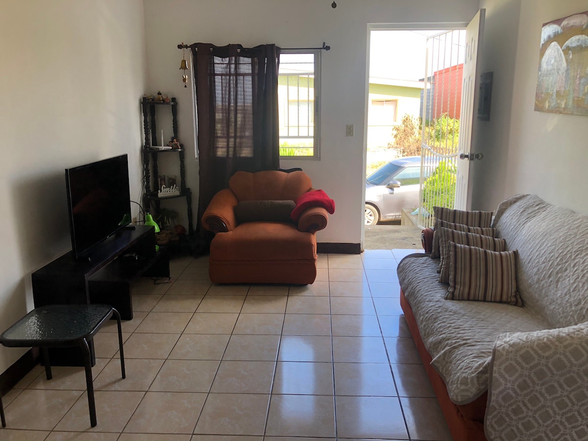 CoZy house, 12 minute from  the airport ! With A/C