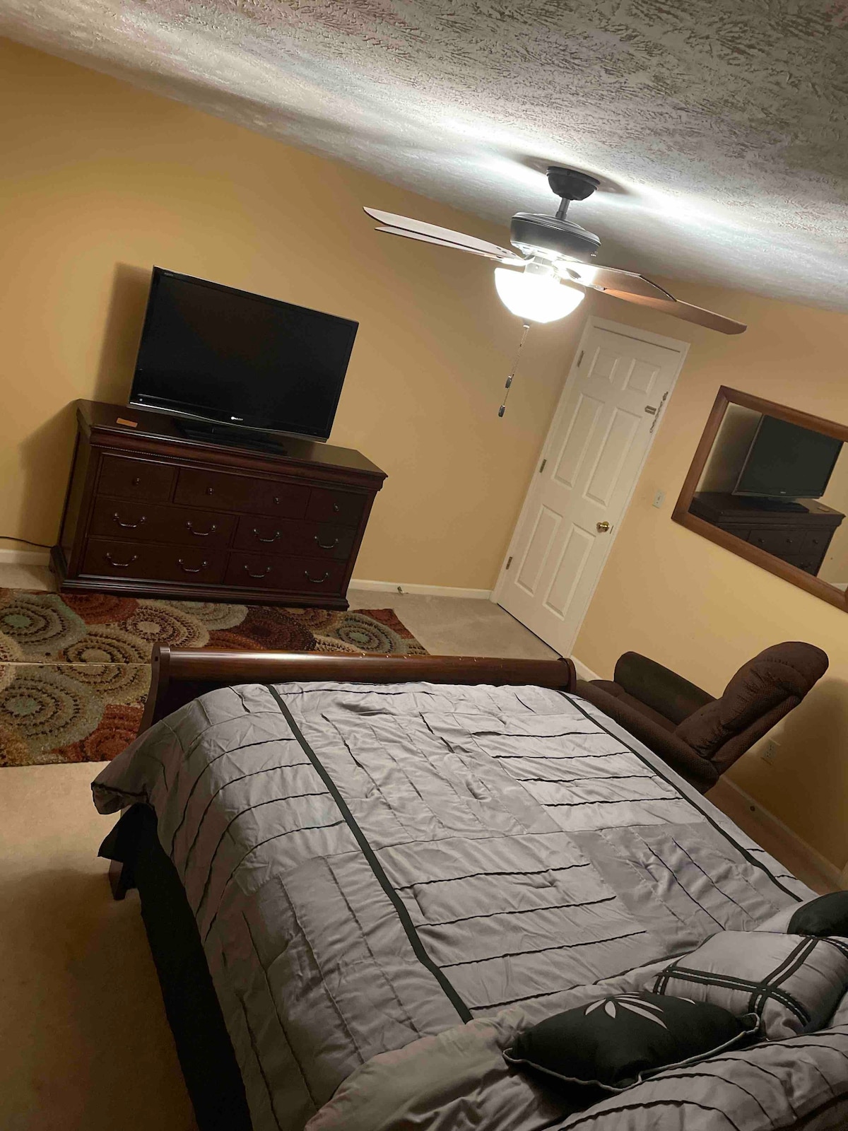 客用套房W独立入口/第二间卧室可供选择。