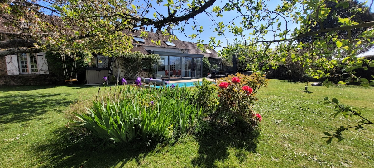 Maison calme avec jardin arboré.