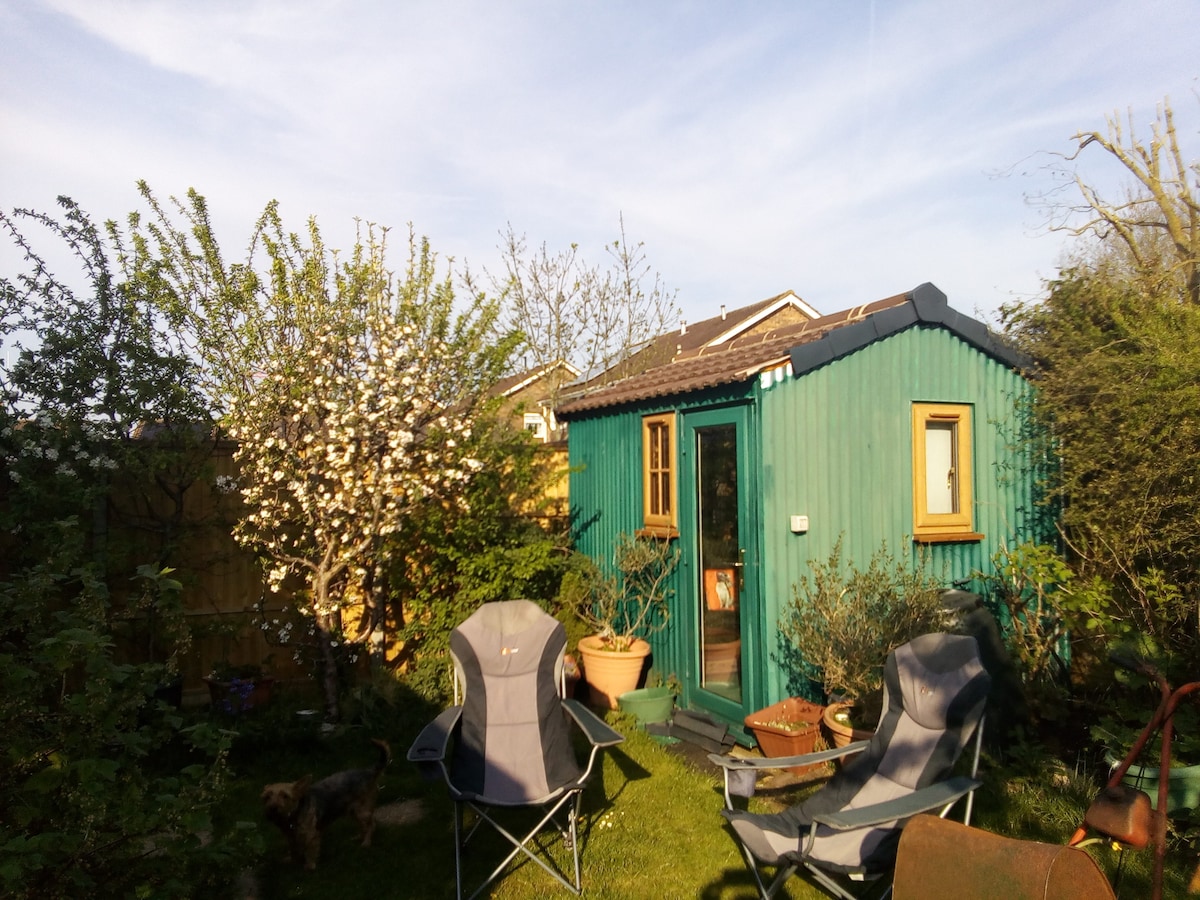 Swindon Tiny House。时髦舒适