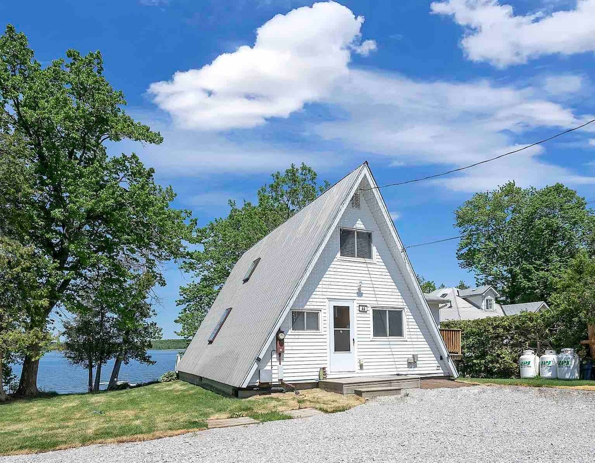 Lakefront detached house on the little lake