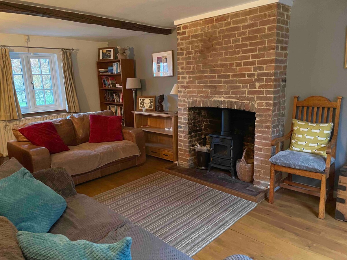 NEW: Delightful 2-bed country cottage, wood burner