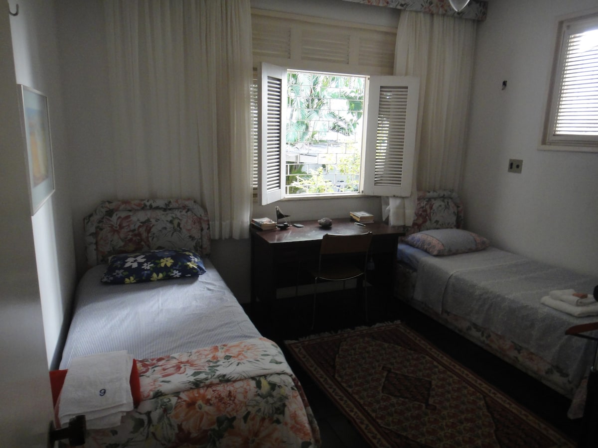 Fortaleza距离Beira Mar 3个街区。卧室2张床。