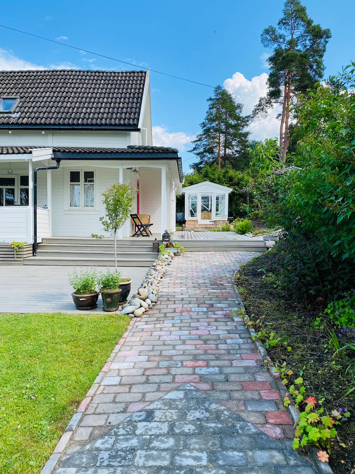 Sommerhus med stor hage nær sjø o strand