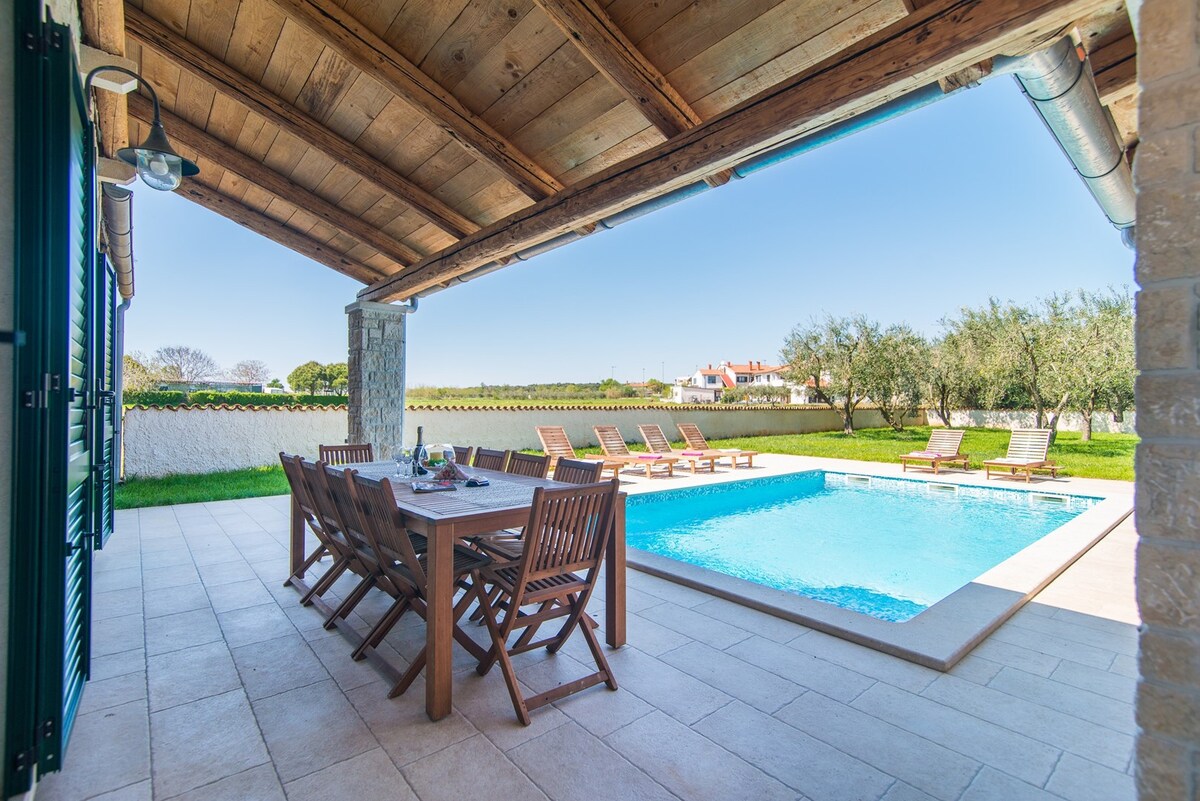 Villa Pomer with a Private Swimming Pool Near the