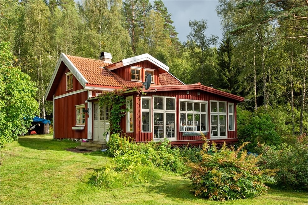 Secluded cottage with a lake view & private jetty