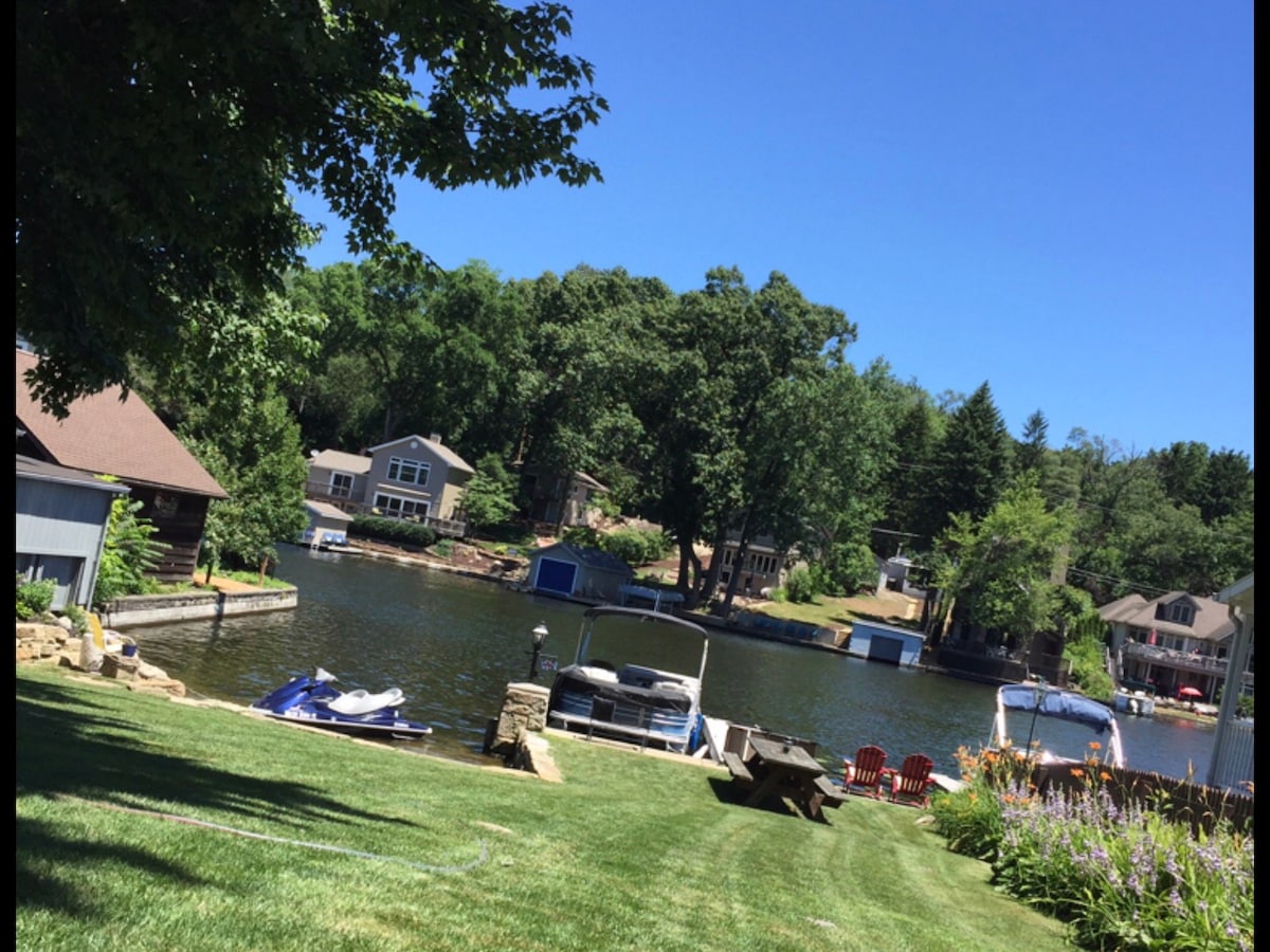 Portage Lakeside Cottage with Dock