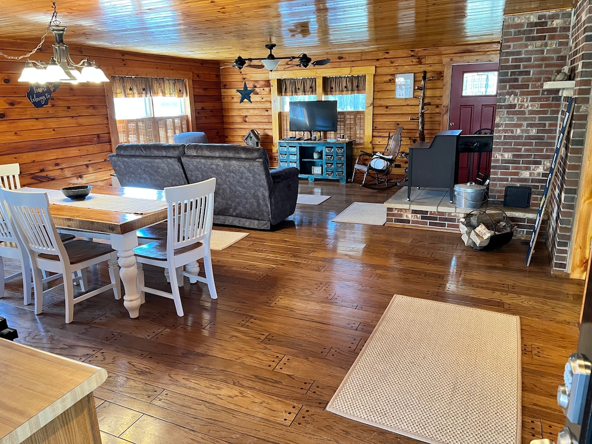 Kingwood Cabin
Cozy 3 bedroom log cabin