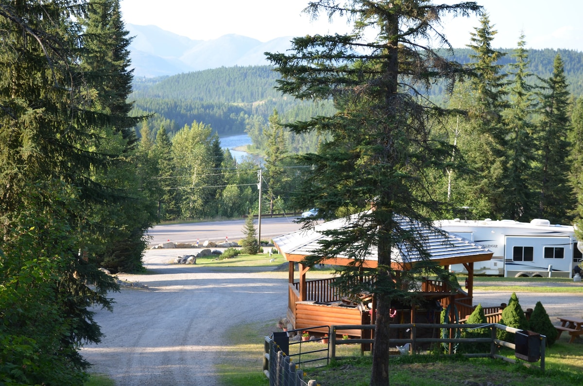 Glacier NP附近的露营地（自带露营车/帐篷30安培）