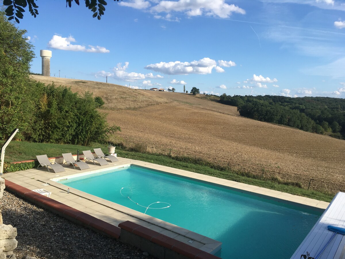 Charming farmhouse with pool near Toulouse