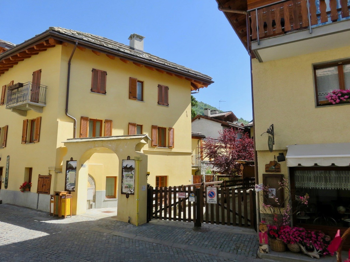 Trilocale,garage e vista a BorgoVecchio-The middle
