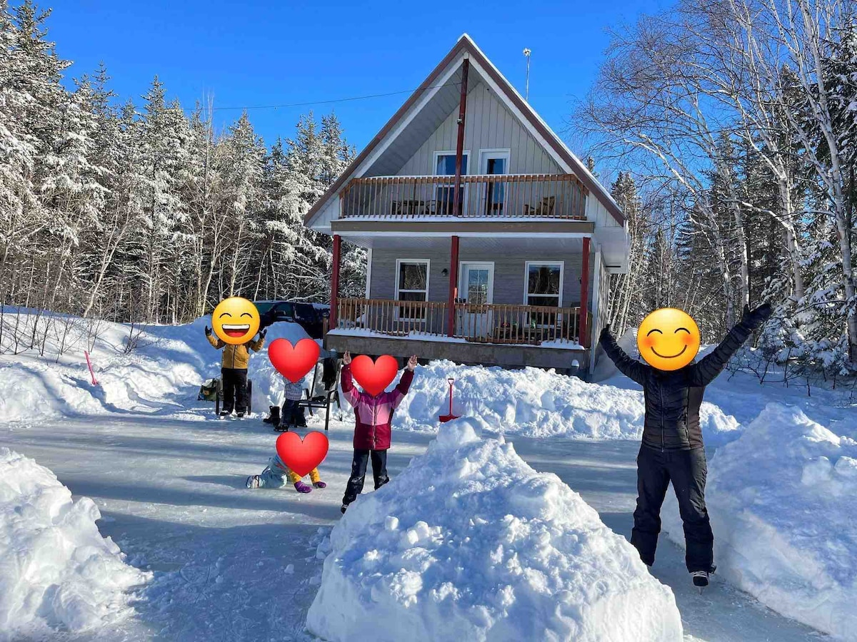 Chalet sur l 'eau, nature et paix à Baie St-Paul!