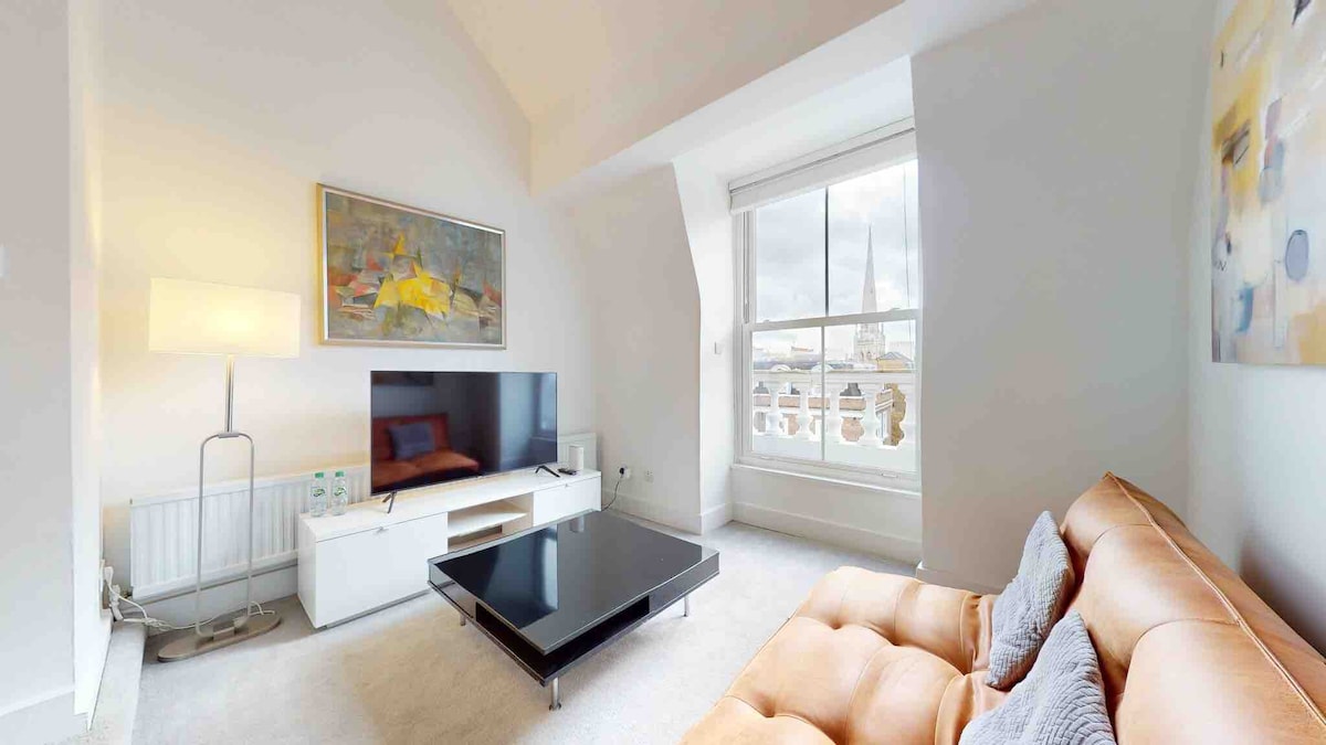 Stunning 3 bedroom Penthouse by Hyde Park