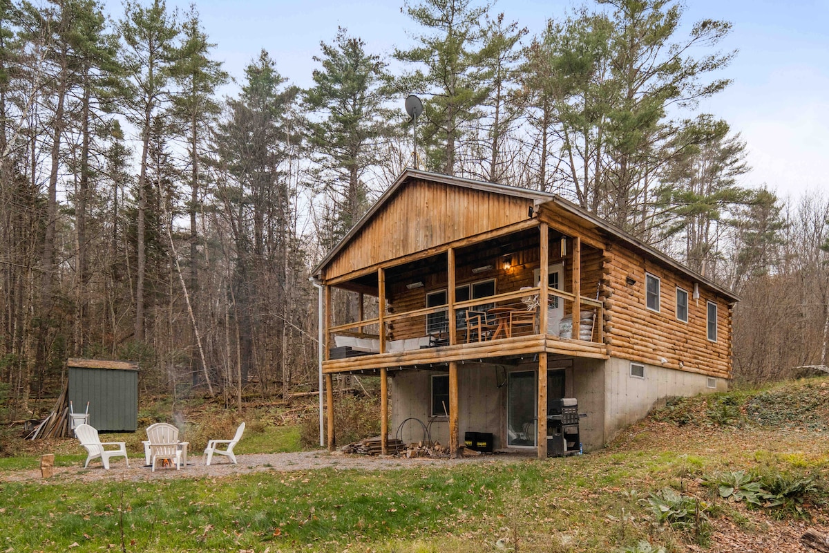 White Mountains-Cozy cabin by the lake w/ firepit