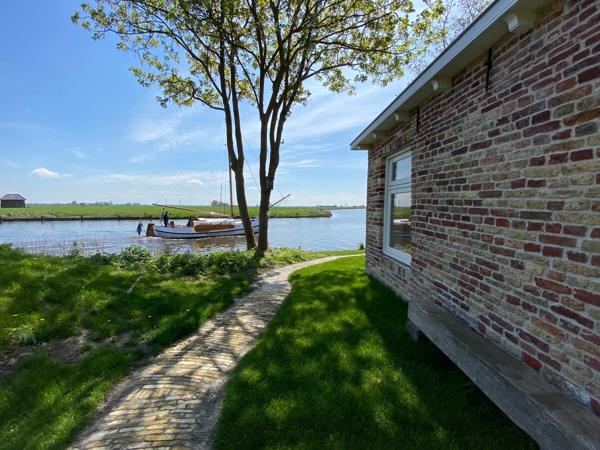 Dream house in Friesland on the Dokkumer Ee