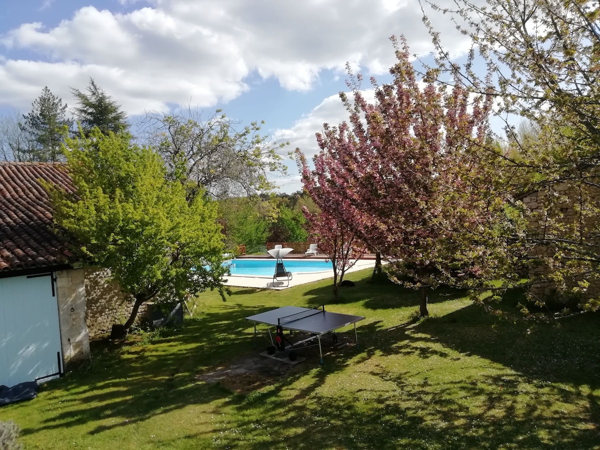 Cosy cottage with swimming pool close to Aubeterre