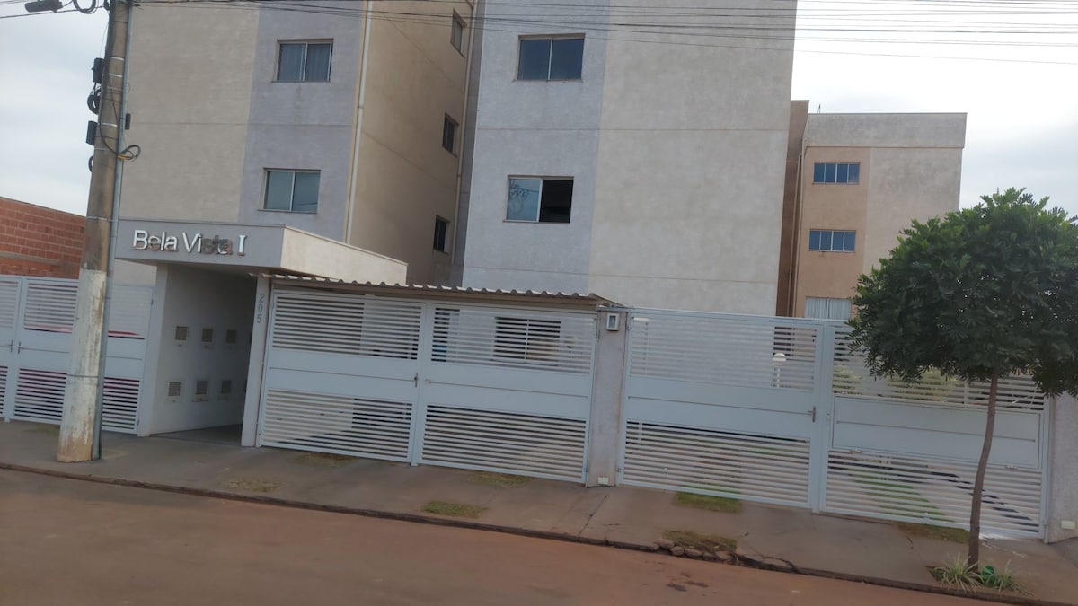 Apartamento em bairro tranquilo com garagem